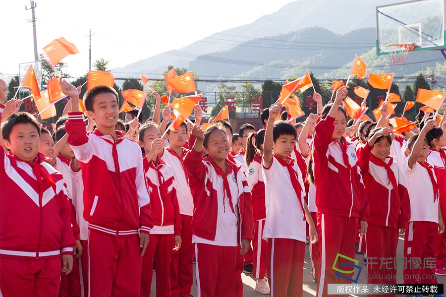 北京市门头沟区妙峰山民族学校开展主题为“唱响国歌 守护国旗 致敬国徽”主题升旗仪式，全校师生手舞国旗高唱国歌，向新中国成立70周年献礼（2019年9月23日摄）。侯继庆摄 千龙网发