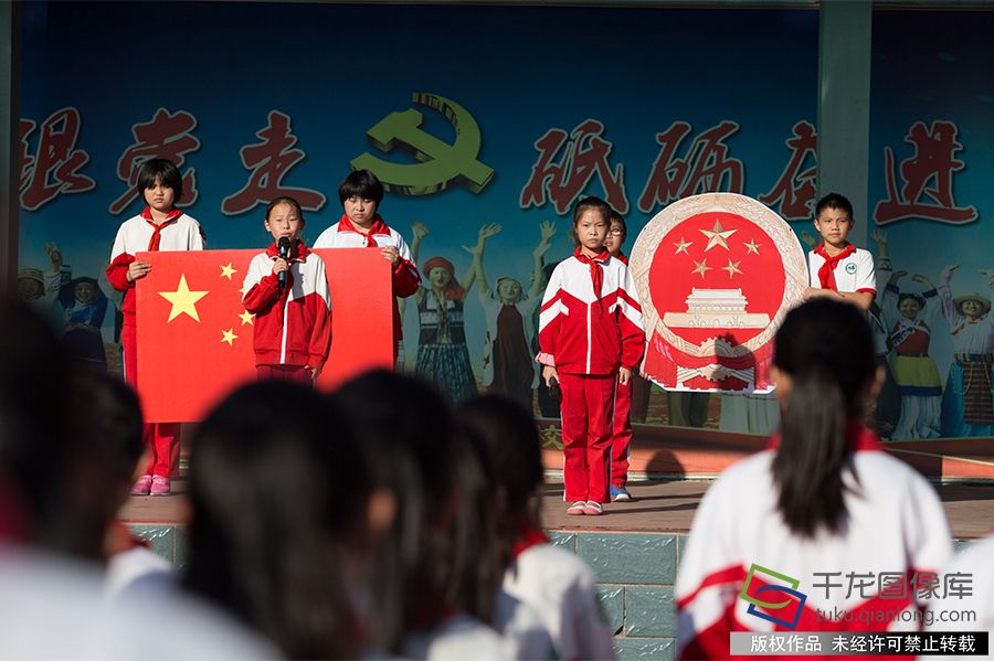 北京市门头沟区妙峰山民族学校开展主题为“唱响国歌 守护国旗 致敬国徽”主题升旗仪式，全校师生手舞国旗高唱国歌，向新中国成立70周年献礼（2019年9月23日摄）。侯继庆摄 千龙网发