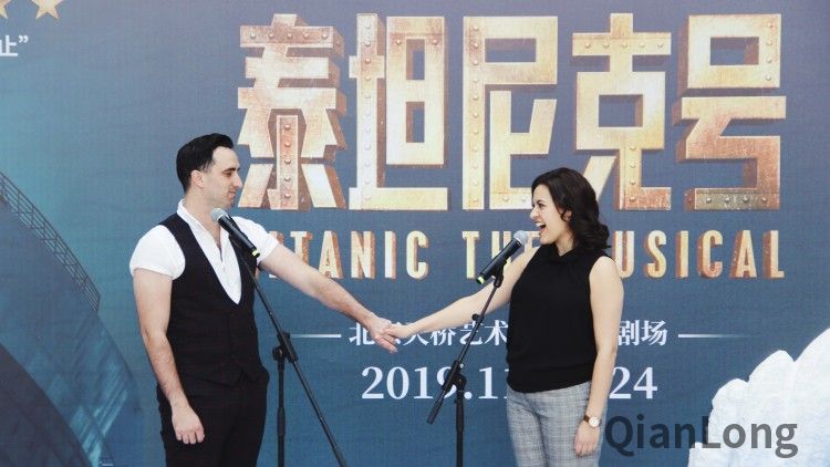 发布会现场4:马修·麦克唐纳(Matthew McDonald)(剧中饰演 查尔斯·克拉克)与艾玛·哈罗德(Emma Harrold)(剧中角色:卡洛琳·内维尔)。男女对唱曲目《I give you my hand》_conew1