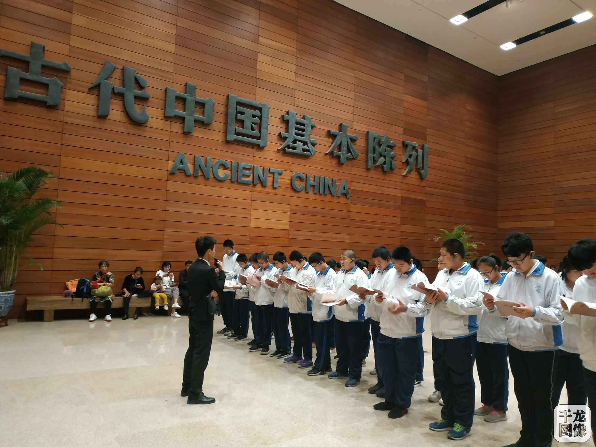 2019.10.8国博 同学们听讲解