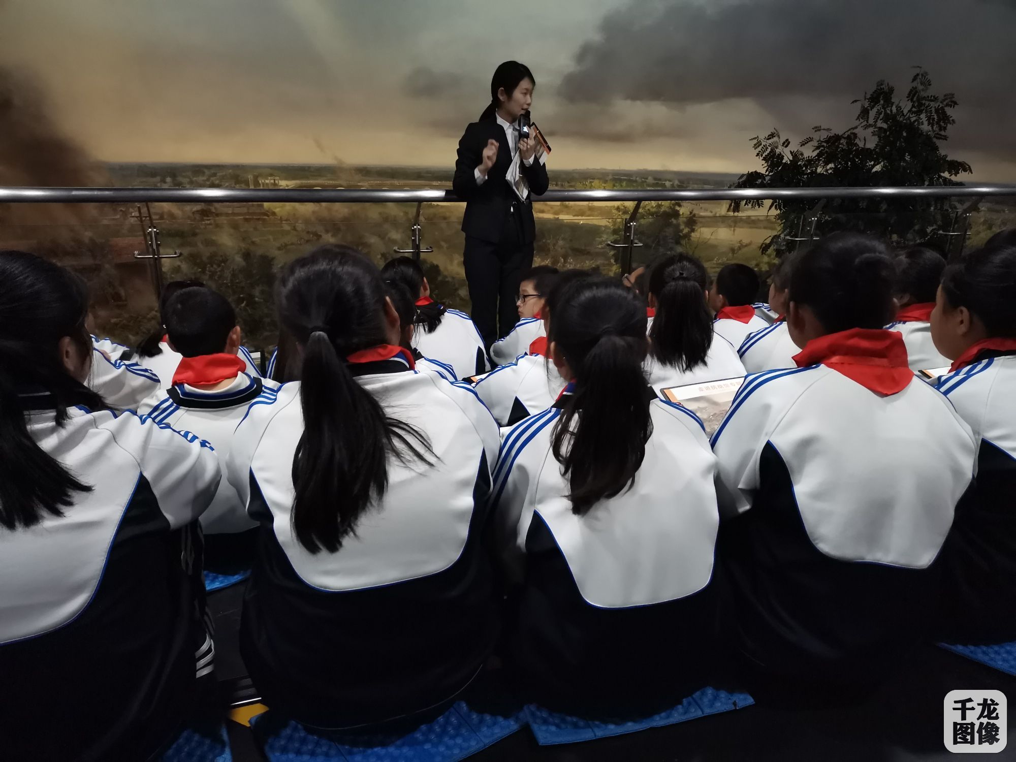 2019.10.23学生认真聆听场馆老师讲解