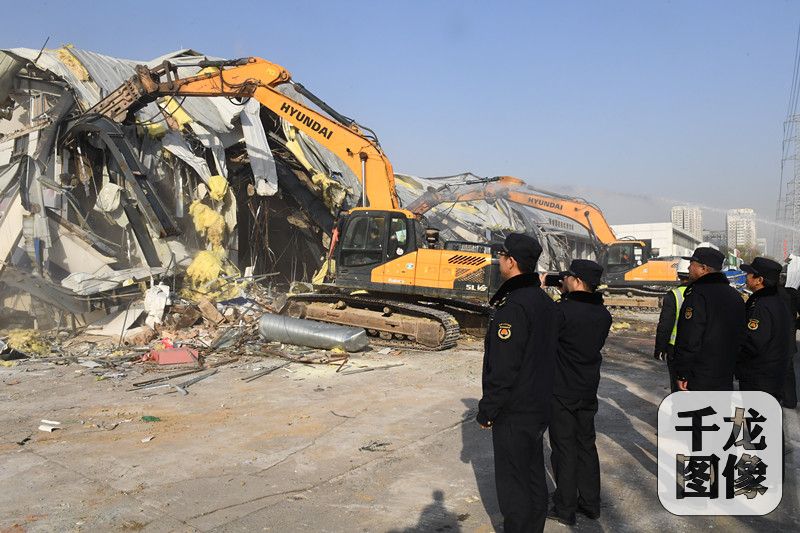 图为花园路街道、海淀城管执法局联合各相关职能部门依法对北京航空航天大学西门外的13000平米汽车4S店一条街违建房屋进行拆除。千龙网发
