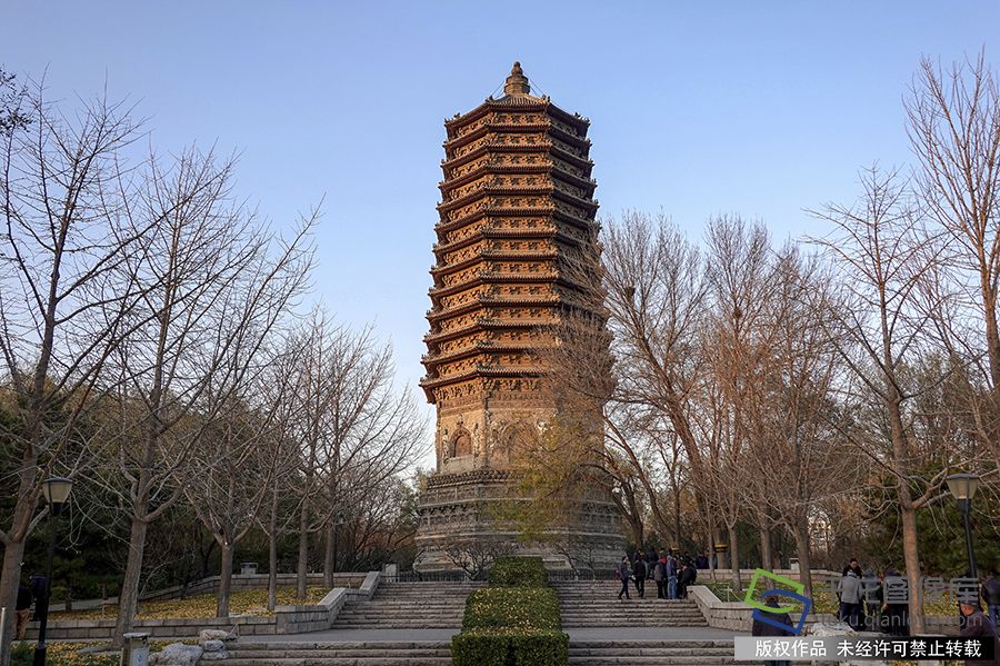 2019年11月19日，北京，初冬的海淀区玲珑公园人少而景美。图为玲珑公园的标志性建筑玲珑塔。赵乃明摄 千龙网发