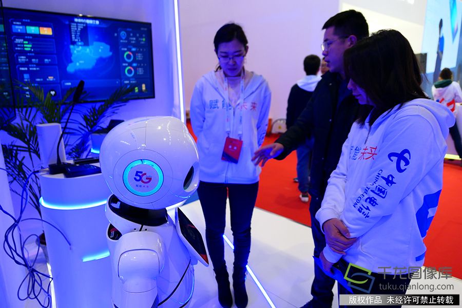 2019年11月21日,北京亦创国际会展中心,首届世界5G大会展会围绕智慧城市智生活、智慧交通享出行等六大主题,展现5G发展最新成就和最新场景应用案例。贺路启摄 千龙网发