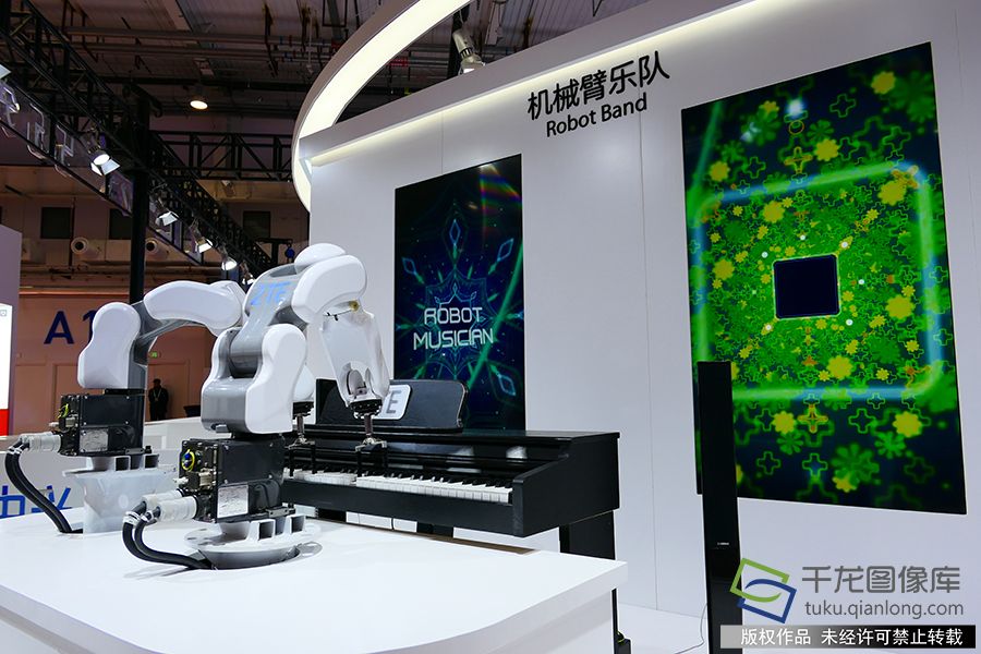 2019年11月21日,北京亦创国际会展中心,首届世界5G大会展会围绕智慧城市智生活、智慧交通享出行等六大主题,展现5G发展最新成就和最新场景应用案例。贺路启摄 千龙网发