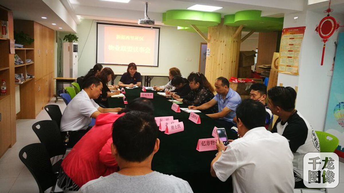 千龙网北京11月21日讯 近日，家住新源西里社区的马女士老伴郭先生外出遛弯，单元门口的井盖突然侧翻，整个人不幸跌落受伤。物业工作人员闻讯后赶到现场查看，承认是先前在此施工，造成了井盖松动，并口头承诺会承担全部医疗费用。