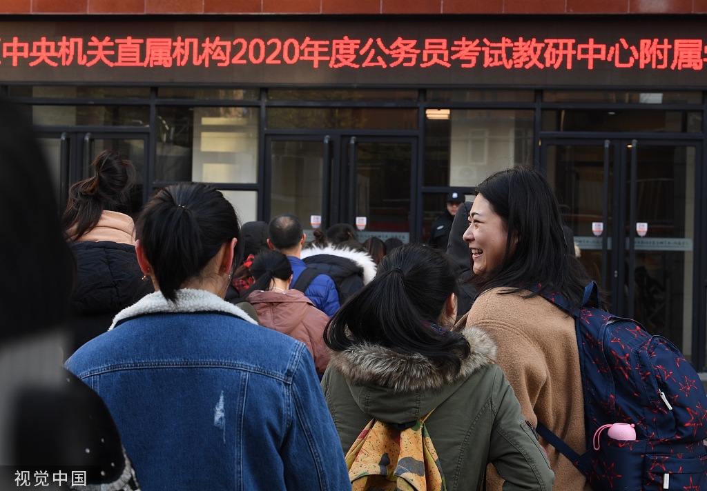 2019年11月24日，北京市对外贸易学校考点外已有一两百考生早早赶来，不少拿着辅导机构派发的复习资料“临阵磨枪”着，包括中央一号文件、乡村振兴、精准扶贫、人工智能等时事热点都被列为重点内容。图片来源：视觉中国
