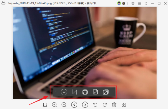 鼠标放置图片，即可出现浮动的功能框