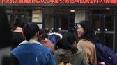 2019年11月24日，北京市对外贸易学校考点外已有一两百考生早早赶来，不少拿着辅导机构派发的复习资料“临阵磨枪”着，包括中央一号文件、乡村振兴、精准扶贫、人工智能等时事热点都被列为重点内容。图片来源：视觉中国
