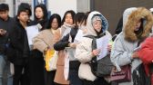 2019年11月24日，北京市对外贸易学校考点外已有一两百考生早早赶来，不少拿着辅导机构派发的复习资料“临阵磨枪”着，包括中央一号文件、乡村振兴、精准扶贫、人工智能等时事热点都被列为重点内容。图片来源：视觉中国
