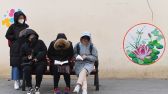2019年11月24日，北京市对外贸易学校考点外已有一两百考生早早赶来，不少拿着辅导机构派发的复习资料“临阵磨枪”着，包括中央一号文件、乡村振兴、精准扶贫、人工智能等时事热点都被列为重点内容。图片来源：视觉中国
