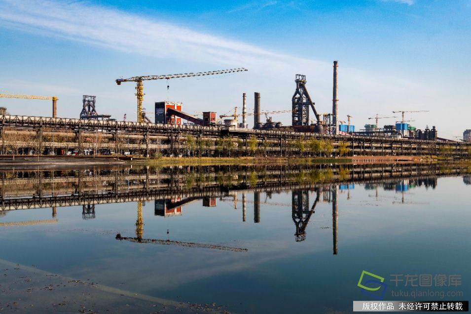 2019年11月26日，寒冬时节，北京阳光明媚，新首钢园区，群明湖倒影生辉，炼钢炉在蓝天映衬下高高耸立。王保生摄 千龙网发
