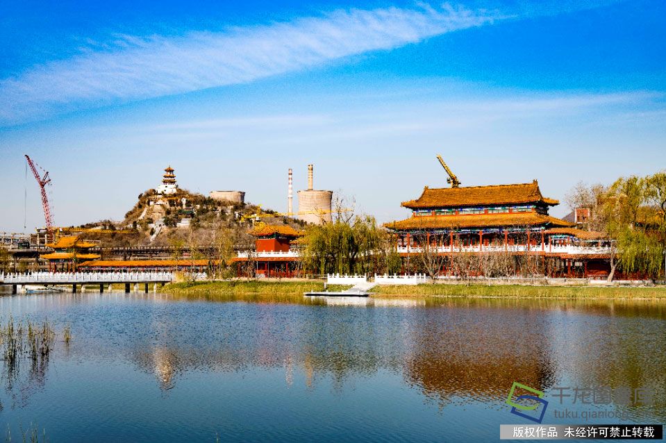 2019年11月26日，寒冬时节，北京阳光明媚，新首钢园区，群明湖倒影生辉，炼钢炉在蓝天映衬下高高耸立。王保生摄 千龙网发
