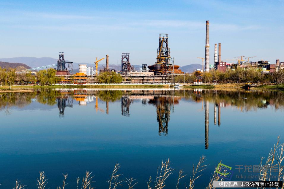 2019年11月26日，寒冬时节，北京阳光明媚，新首钢园区，群明湖倒影生辉，炼钢炉在蓝天映衬下高高耸立。王保生摄 千龙网发
