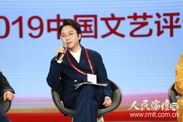 青年歌唱艺术家李玉刚发表主题演讲