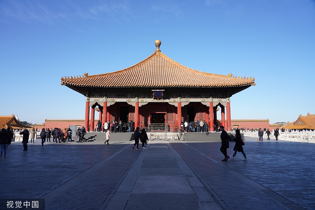 2019年11月27日，冬日北京再现“北京蓝”，游客着冬装在紫禁城游览。图片来源：视觉中国