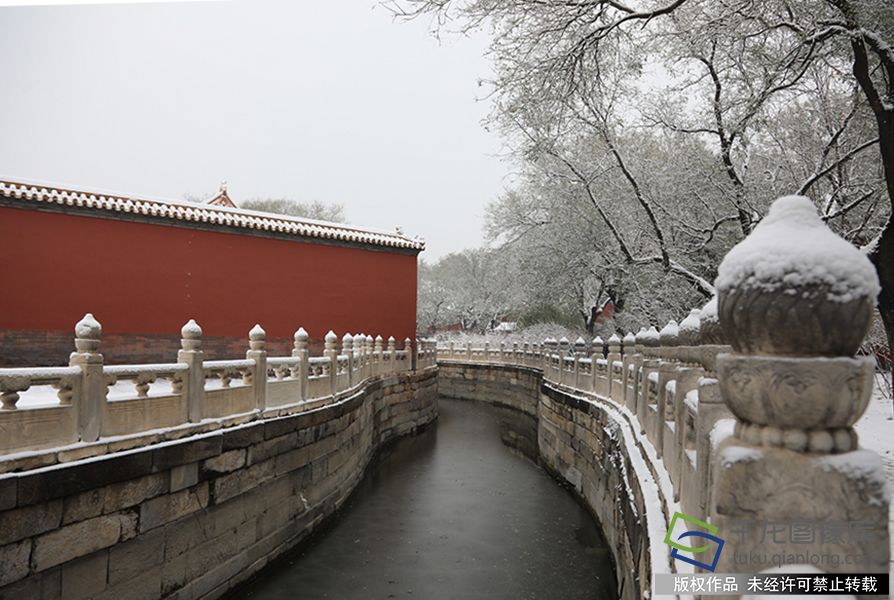 2019年11月30日，京城入冬第一场初雪如期而至，故宫更是成为雪后首选打卡地。王铁忠摄 千龙网发
