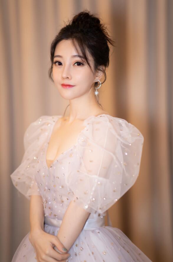 冯提莫亮相音乐盛典仙气十足 甜美公主范视觉