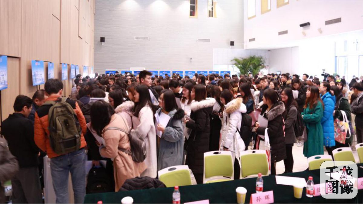 随后，北京市第十二中学、北京市丰台区综合投资集团有限公司、北京丰贸投资经营管理有限公司、中国铁路通信信号集团有限公司、北京英视睿达科技有限公司等区内重点企事业单位进行了现场答疑和招聘登记。下一步，丰台区将针对通过初选及资格审核的优秀应届毕业生，开展“走进丰台”系列考察活动，邀请有意到丰台干事创业的学子，到中关村丰台园、丽泽商务区、首都商务新区等重点功能区和优质企业实地参观调研，充分认识丰台、了解丰台。清华大学学生杨鹏辉对参与宣讲招聘会的中国通号等企业提供的职位很感兴趣，他表示：“我对丰台的印象很好，丰台发展势头迅猛，我希望成为其中的一员，为丰台的发展做出贡献。”