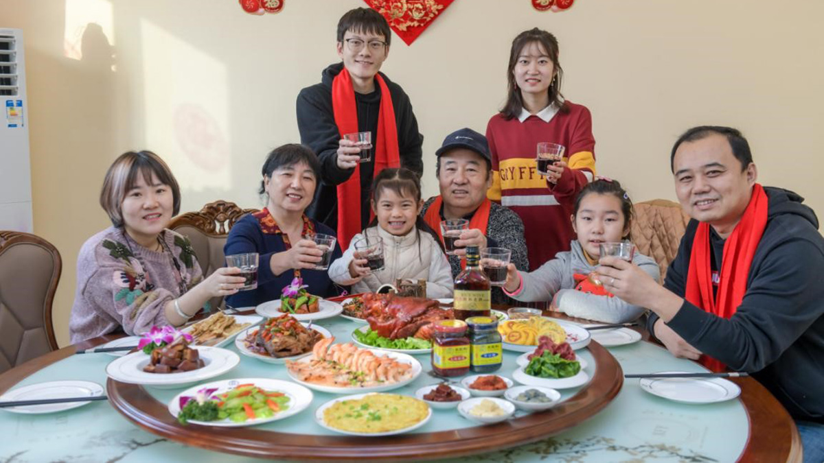 过了小年，春节就以“最快速度”大踏步前进，家家户户的年夜饭菜单也到了最后“定档”的时刻。老北京的年夜饭，自然离不开北京的老字号，1月18日，王致和就邀请居民亲尝了一桌样样都离不开“王致和”的年夜饭：红腐乳、白腐乳、臭豆腐、豆沙、蜜豆在增色、增香等方面“各司其职”，老字号的招牌产品都以新面貌亮相居民的年夜饭。