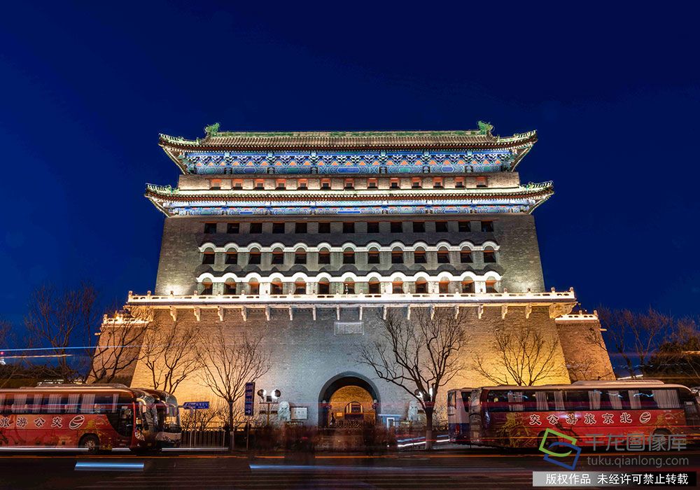 2020年1月20日，北京，农历腊月二十六，春节临近，前门大街装点一新，整条大街夜色阑珊、灯光璀璨，流光溢彩，灯火辉煌，一派祥和节日气氛。王保生摄 千龙网发