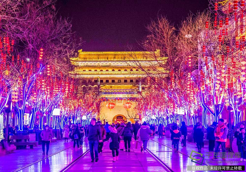 2020年1月20日，北京，农历腊月二十六，春节临近，前门大街装点一新，整条大街夜色阑珊、灯光璀璨，流光溢彩，灯火辉煌，一派祥和节日气氛。王保生摄 千龙网发