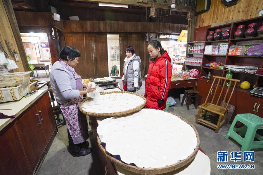 （新春走基层·图文互动）（6）古镇老街品年味 千米长宴忆乡愁——重庆一座千年古镇“新生记”