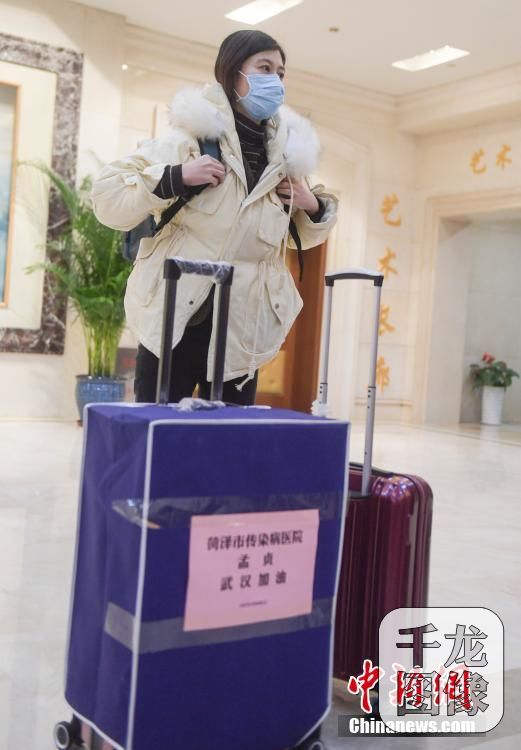 1月25日晚,山东首批医疗队138名医务人员奔赴武汉,支援湖北开展新型冠状病毒感染的肺炎医疗救治工作。图为医务人员在济南遥墙机场等待启程。中新社记者 张勇 摄