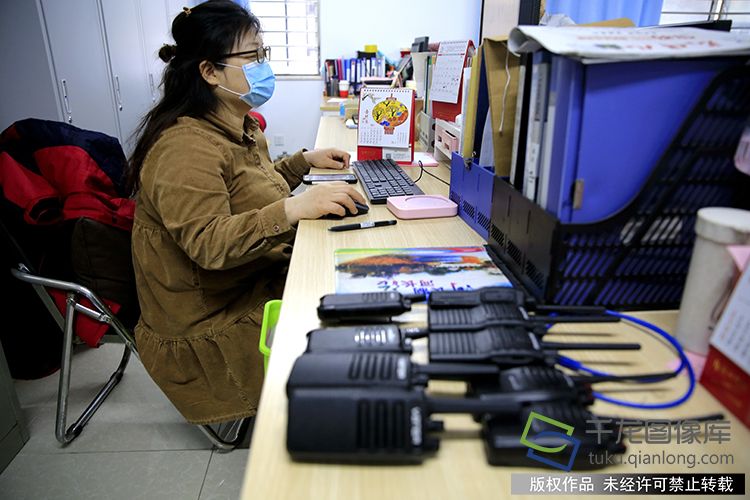 2020年1月28日,东花市街道忠实里社区。社区工作者通过电话走访,了解社区居民们详细情况,宣传疫情防护知识。赵承顺摄 千龙网发