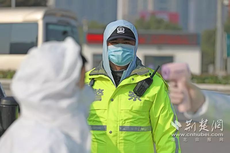 李其昌奔赴抗疫前线与同事们并肩战斗(通讯员供图)
