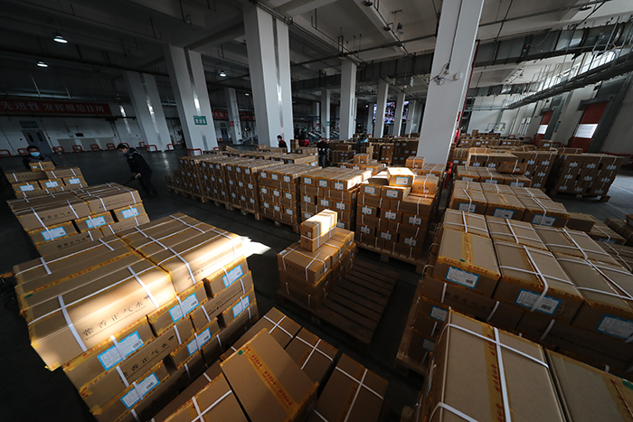 出货区摆满了待运药品