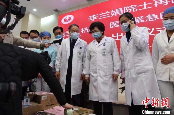 李兰娟在出征仪式现场。 李晨韵 摄 李兰娟在出征仪式现场。 李晨韵 摄