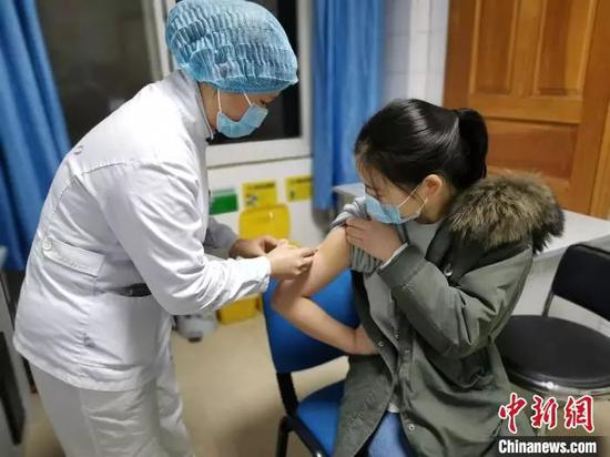 佘沙出发前注射胸腺肽,增强免疫力。 钟欣 摄
