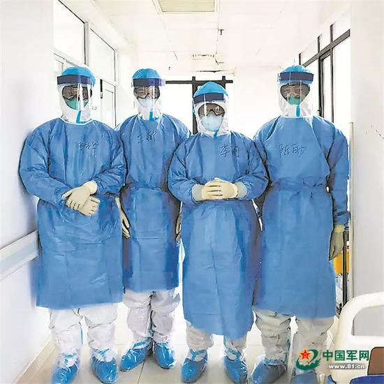 每次进入污染区工作之前,医疗队的队员们都会合影留念。于方洲 摄