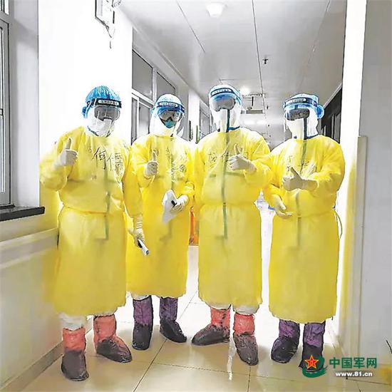 每次进入污染区工作之前,医疗队的队员们都会合影留念。于方洲 摄