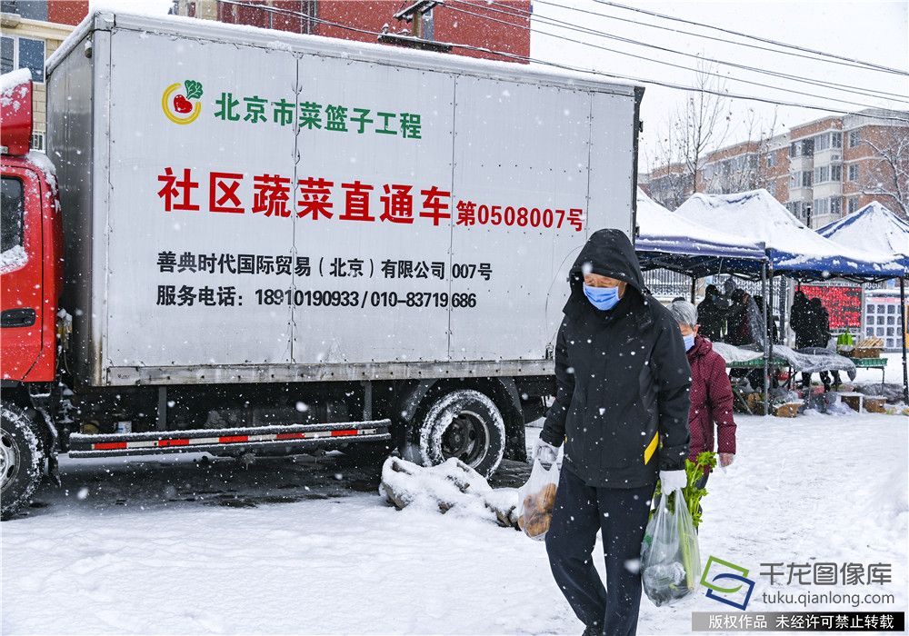 蔬菜直通车冒雪按时为社区居民送来新鲜蔬菜和水果。王保生摄 千龙网发