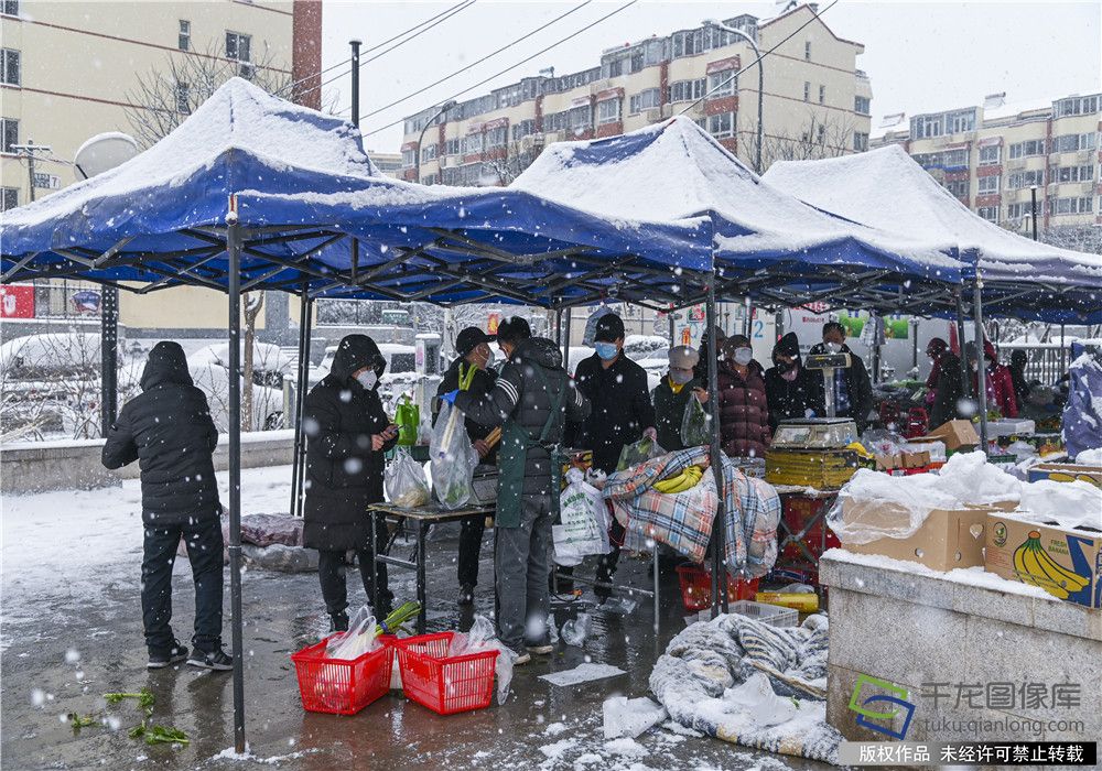 蔬菜直通车冒雪按时为社区居民送来新鲜蔬菜和水果。王保生摄 千龙网发
