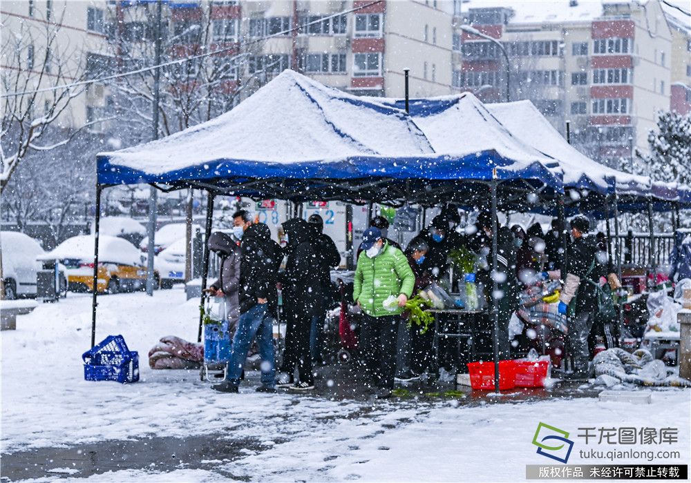 蔬菜直通车冒雪按时为社区居民送来新鲜蔬菜和水果。王保生摄 千龙网发