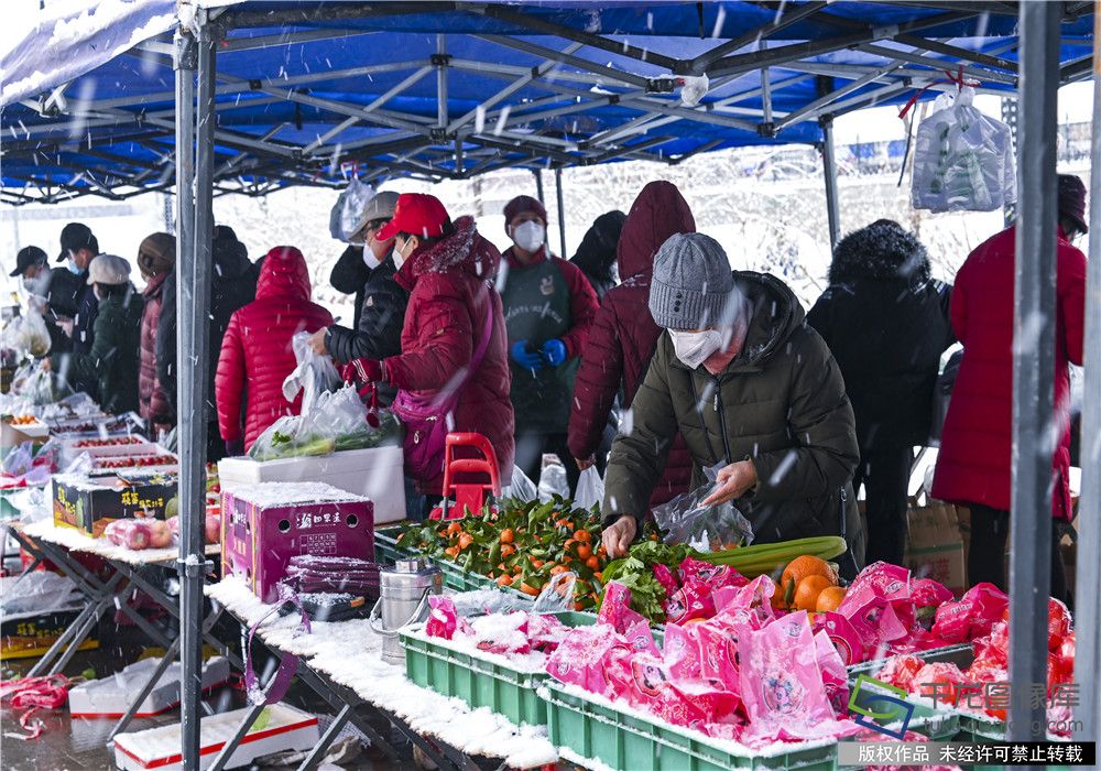 蔬菜直通车冒雪按时为社区居民送来新鲜蔬菜和水果。王保生摄 千龙网发
