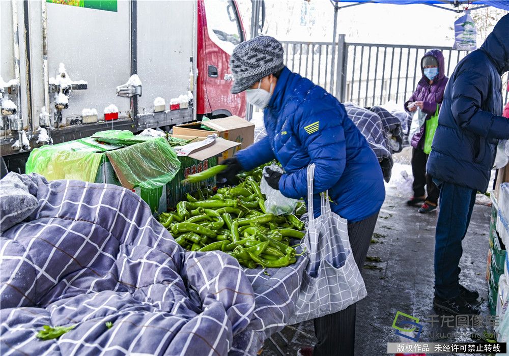 蔬菜直通车冒雪按时为社区居民送来新鲜蔬菜和水果。王保生摄 千龙网发