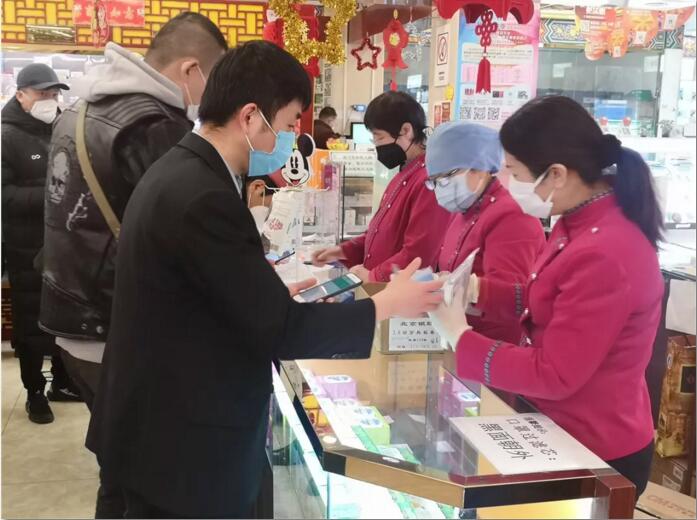 您可别小看这“24小时正常营业”，原本顾客络绎不绝的商场如今都门可罗雀，但药店的顾客却是络绎不绝，而且不分白天还是夜晚。