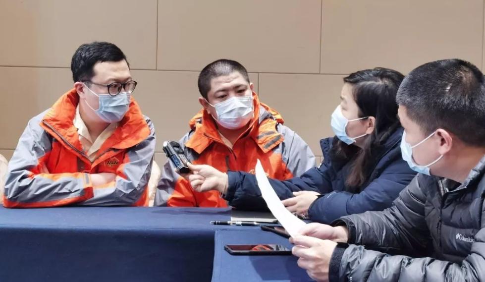 关宏奎（左二）和同事一起接受本台记者劲清的采访