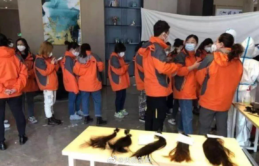 日前,驰援武汉的西安国际中心医院医疗队的228名医护人员,为方便穿防护服,决定集体理发。 日前,驰援武汉的西安国际中心医院医疗队的228名医护人员,为方便穿防护服,决定集体理发。