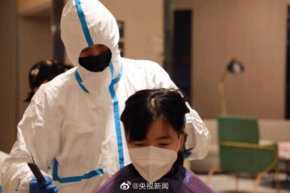 在酒店的“临时理发店”里,3位理发师工作了11个半小时,为队员们剪了平头甚至光头。 在酒店的“临时理发店”里,3位理发师工作了11个半小时,为队员们剪了平头甚至光头。