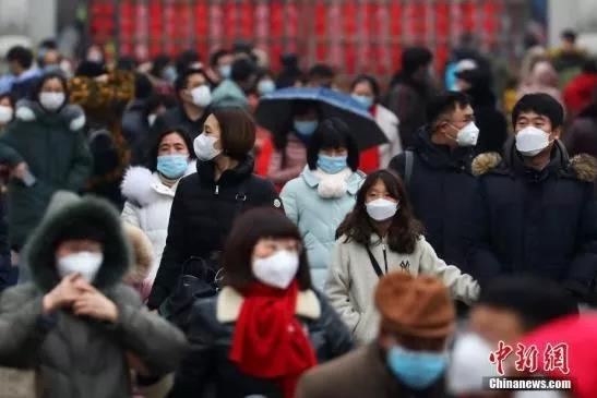 料图：带口罩的民众游览南京门东老街。<a target='_blank' href='http://www.chinanews.com/'>中新社</a>记者 泱波 摄