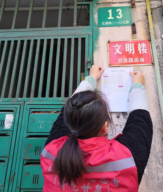普陀区甘泉街道要求各小区做好”防疫登记公示图“,红色显示居家隔离观察,黄色显示健康管理,还有用斜线表示未返沪。甘泉街道供图
