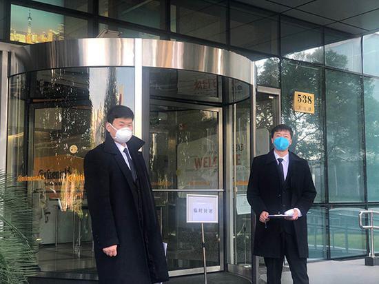 上海一写字楼进入前需登记和二次测温。澎湃新闻记者 邹娟 摄