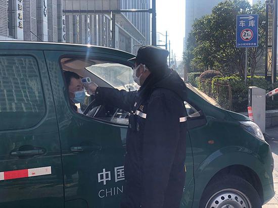 上海北美广场,每个进入广场的人都要测温。澎湃新闻记者 邹娟 摄