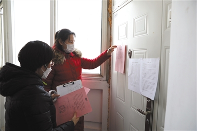 昨日，安华里社区，社工走访并张贴《致居民的一封信》，提示返京人员及时登记。