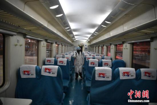 资料图:列车进行消毒工作。<a target='_blank' href='http://www.chinanews.com/'>中新社</a>记者 刘冉阳 摄 点击进入下一页